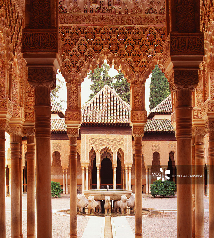 西班牙格拉纳达阿尔罕布拉宫传统庭院雕刻图片素材