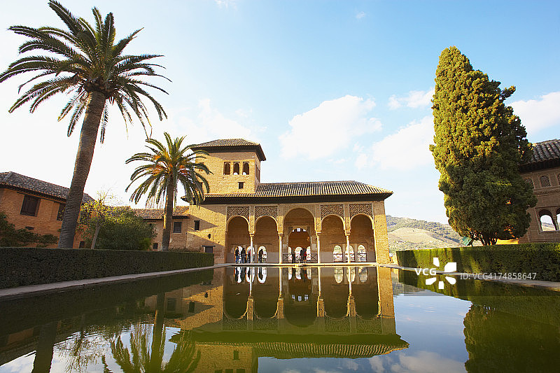 阿尔罕布拉宫达马斯塔楼水面倒影图片素材