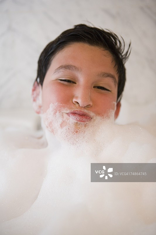 泡泡浴中的男孩特写图片素材