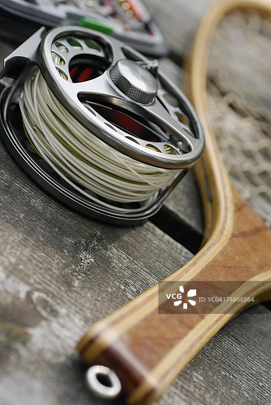 鱼线轮和渔网的俯视角度照片图片素材