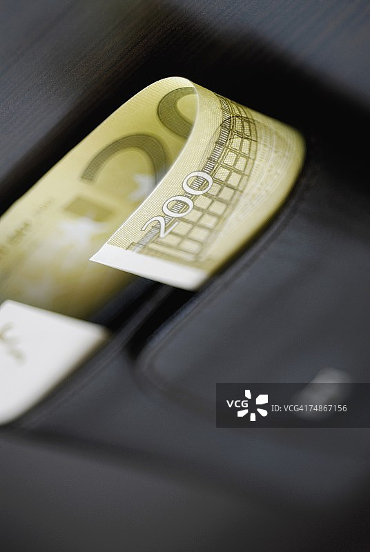 钱包中两百欧元纸币特写图片素材