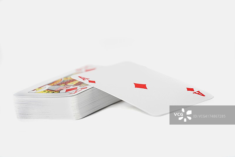 一堆纸牌上的方片A特写图片素材