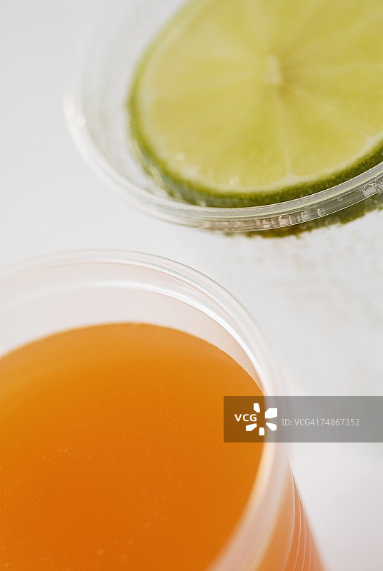 一杯橙汁和一杯柠檬水特写图片素材