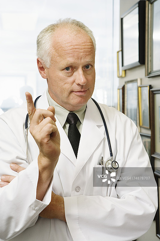 戴听诊器的年长医生肖像图片素材