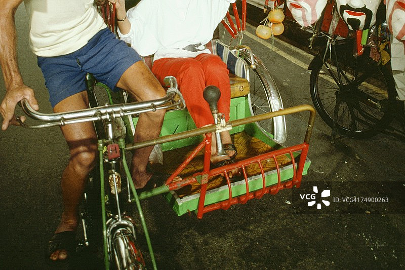新加坡黄包车夫拉车下半身图片素材