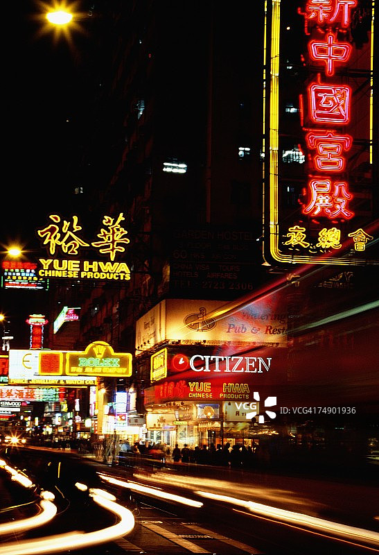中国香港夜间点亮的霓虹灯招牌图片素材