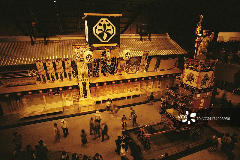 日本东京都江户东京博物馆内游客的俯视照片图片素材