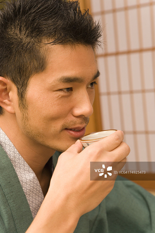 身穿日式浴衣、饮用清酒的男人（特写侧面）图片素材