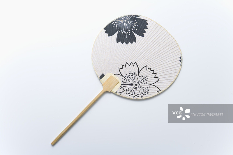 白色背景下的日本扇子俯视图图片素材