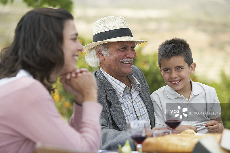 几代家庭在户外用餐图片素材