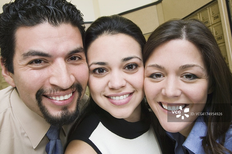 同事脸贴脸图片素材