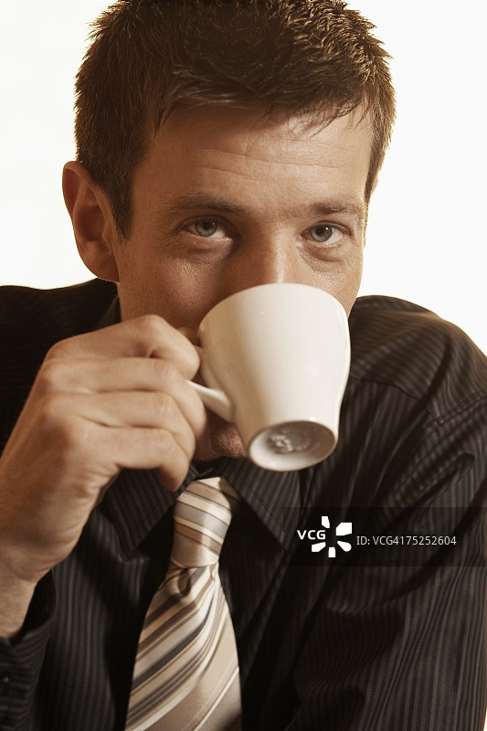 中年男商人喝咖啡图片素材