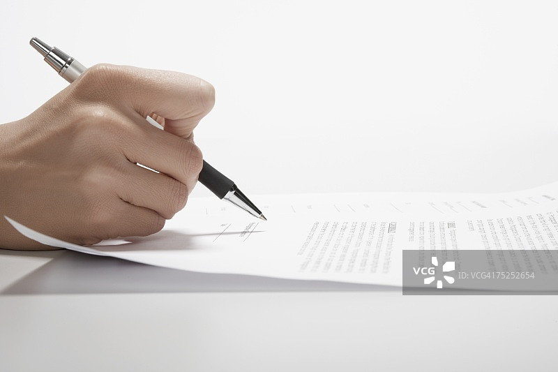 女人签署文件（特写）图片素材