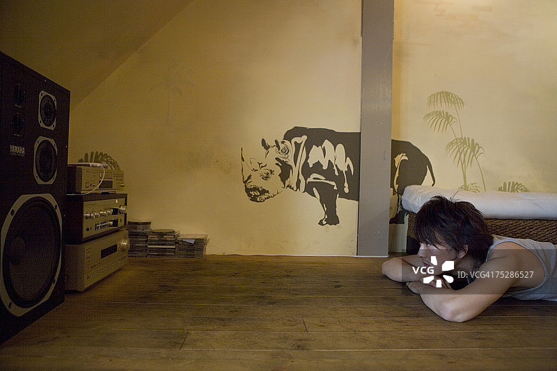 年轻男人躺在桌子上图片素材