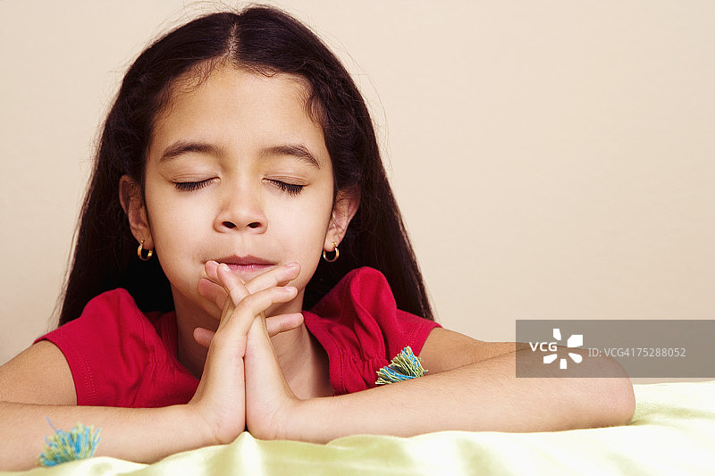 8-9岁女孩祈祷特写图片素材