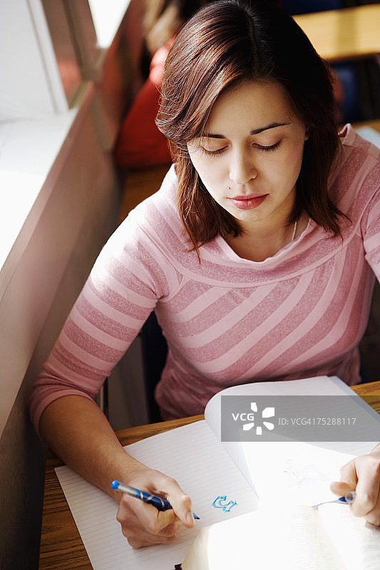 学生在教室里学习图片素材