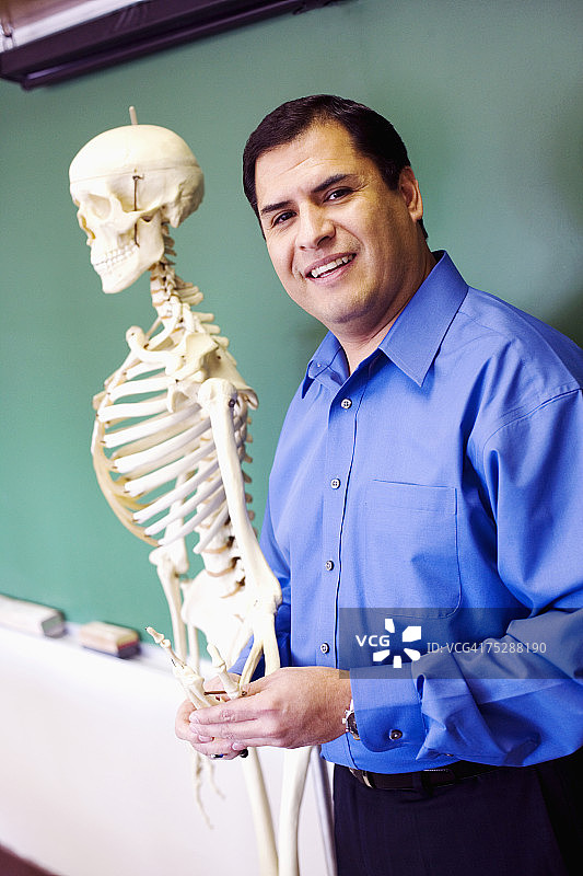 中年男人拿着人类骨骼的肖像图片素材