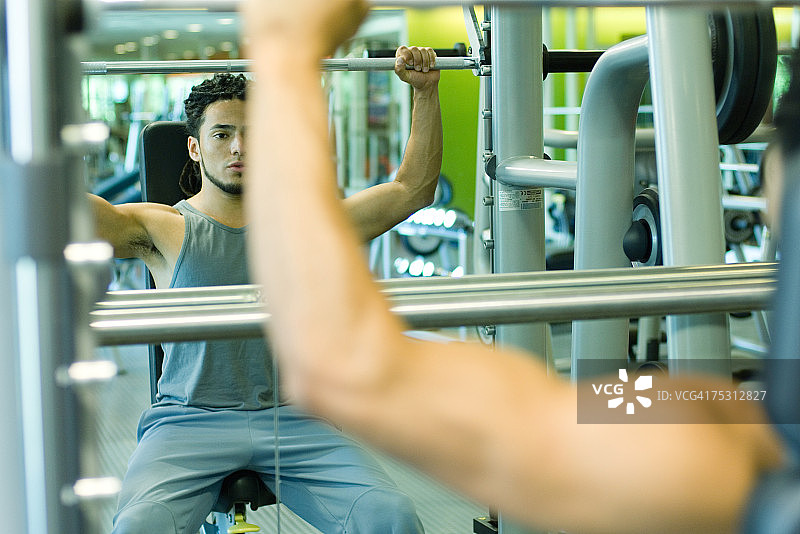 男人举杠铃图片素材