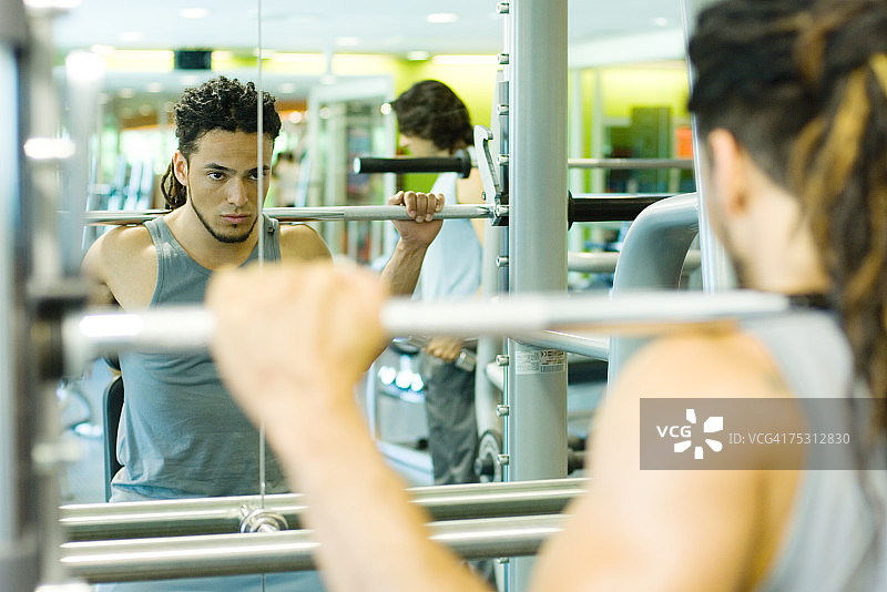 男人举杠铃图片素材