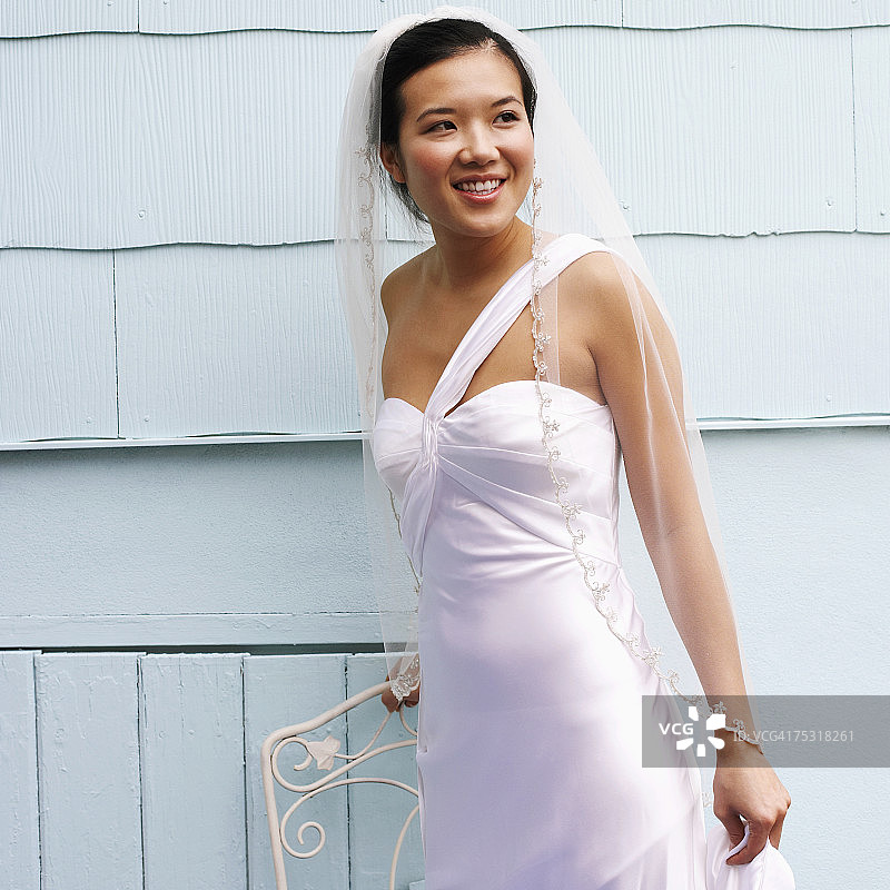 新娘微笑并看向远方图片素材