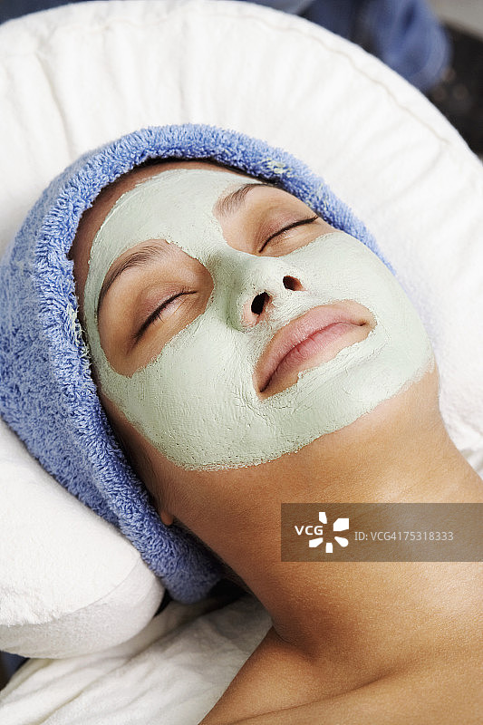 年轻女子敷面膜特写图片素材