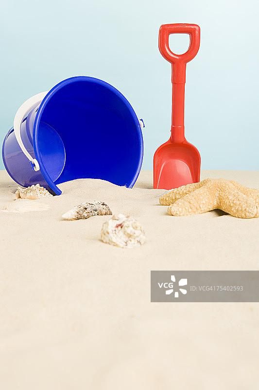 海滩上的水桶和铲子图片素材
