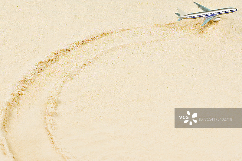 沙滩上的飞机模型图片素材