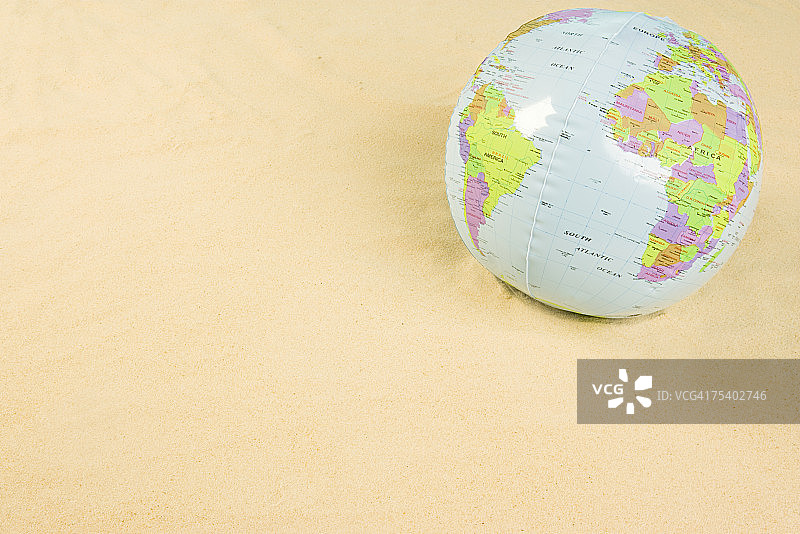 沙滩上的充气地球仪图片素材
