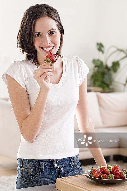正在吃草莓的女人图片素材