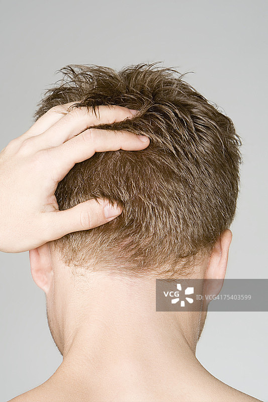 手扶头部的男人图片素材