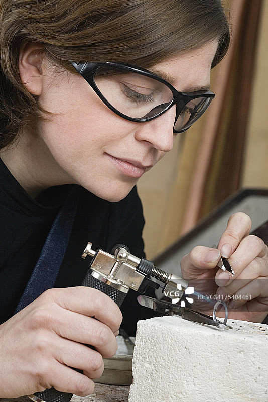 工作中的银匠图片素材