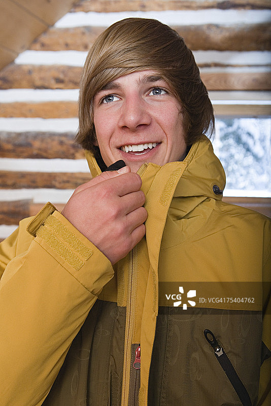 身穿滑雪夹克的年轻男人图片素材