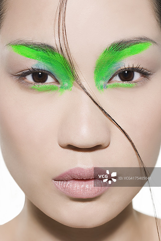 画着亮绿色眼影的女人图片素材
