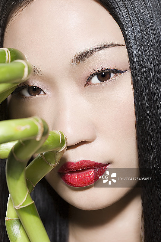 手持富贵竹的女人图片素材