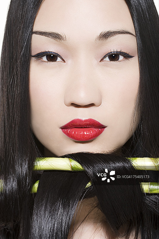 头发在竹子里的女人图片素材