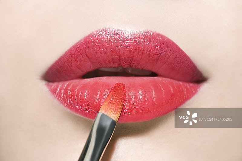 涂红色口红图片素材