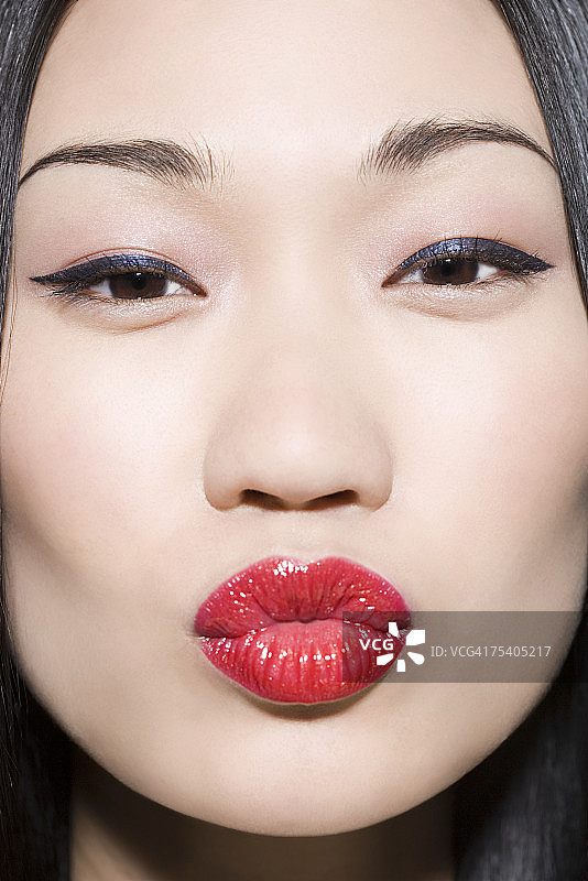 亲吻中的女人图片素材