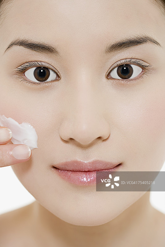 女人涂抹润肤霜图片素材