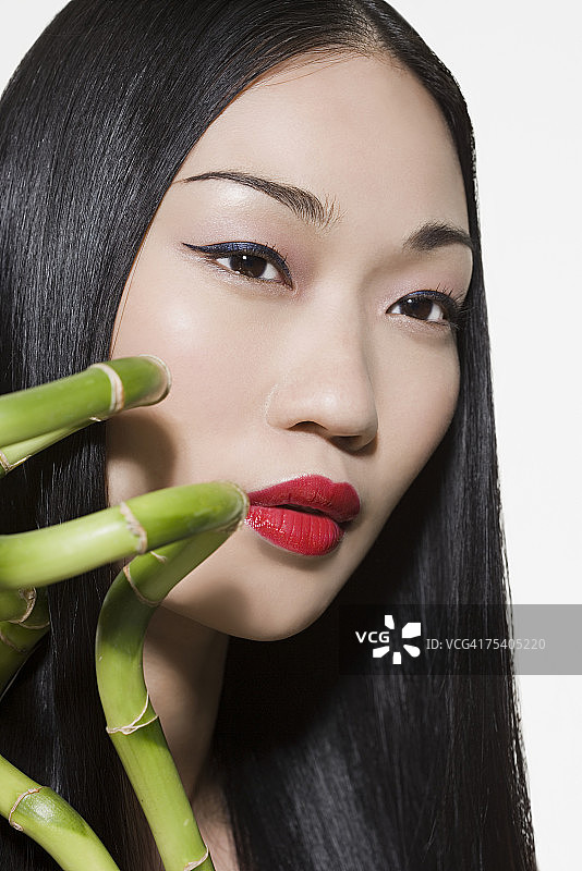 手持富贵竹的女人图片素材