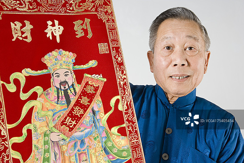 男人手持中国卷轴图片素材