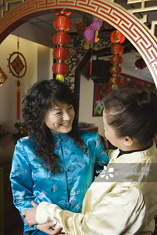 母亲问候女儿图片素材