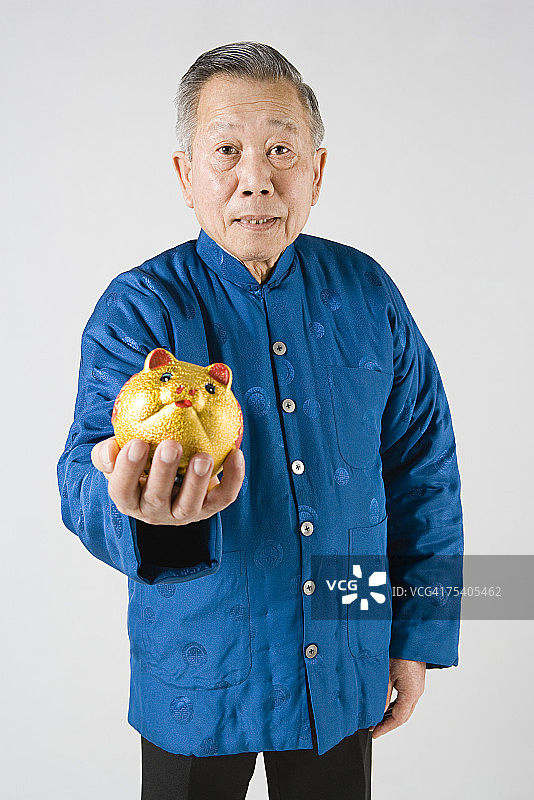 男人手持金猪图片素材