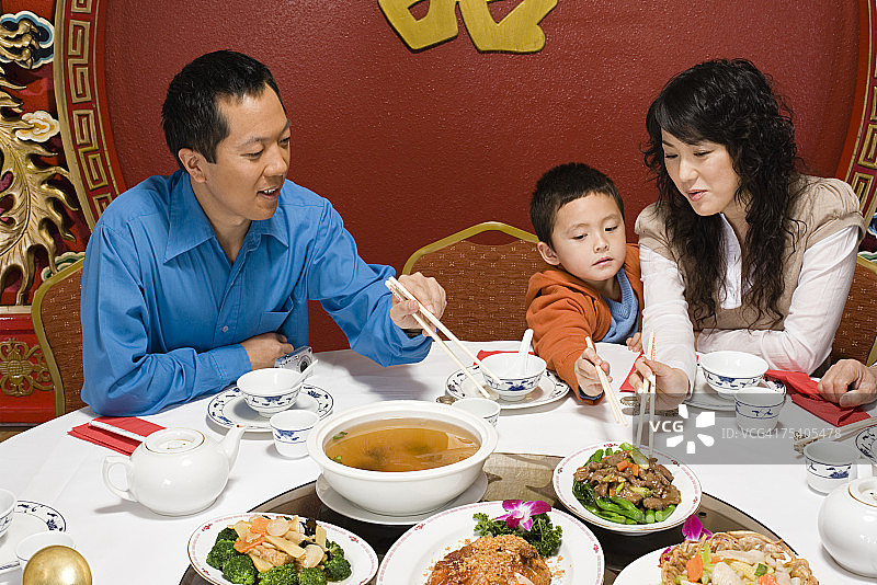 家庭团圆聚餐图片素材