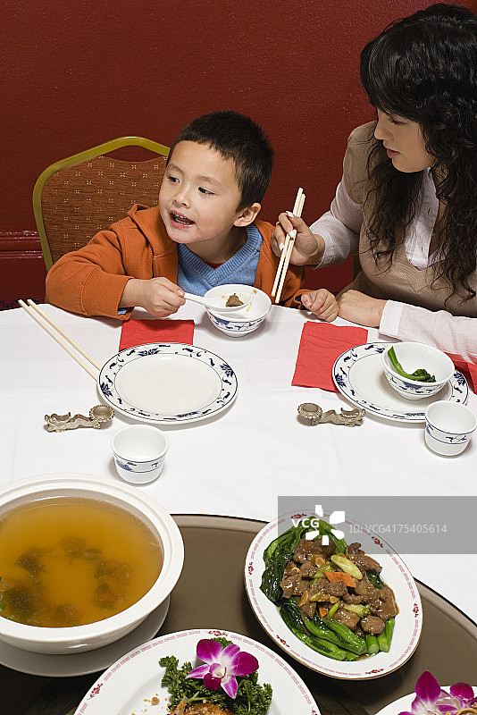 母子参加团圆饭图片素材