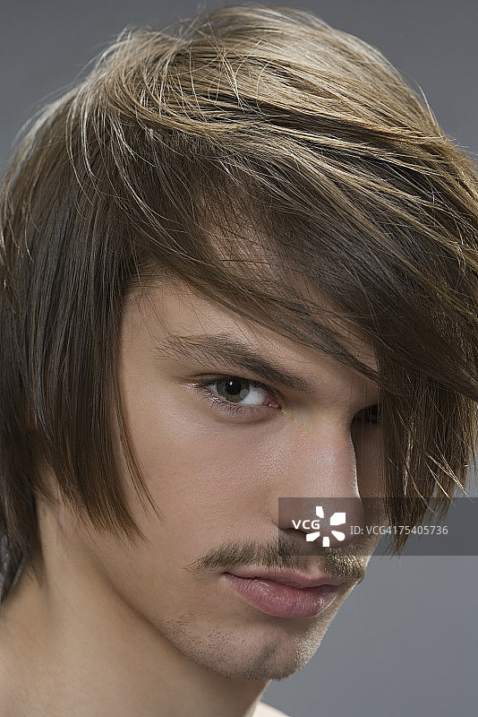 一个年轻人的肖像图片素材