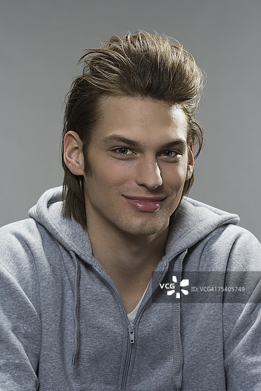 一个年轻人的肖像图片素材