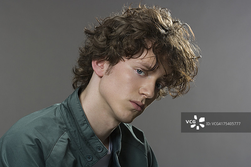 一个年轻人的肖像图片素材