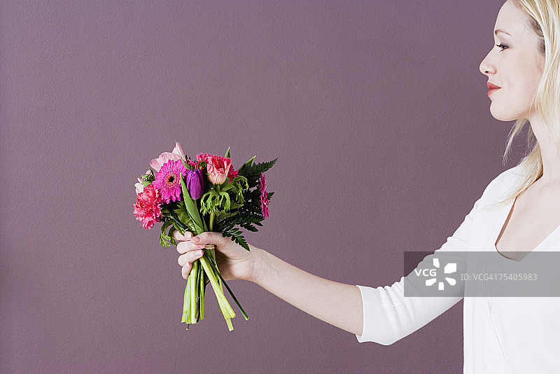 年轻女人献花图片素材