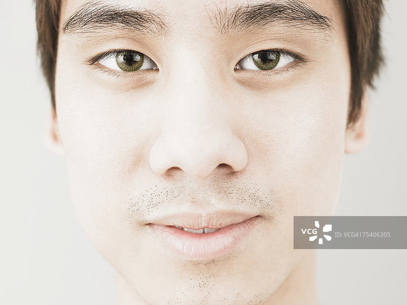 年轻男人的面孔图片素材