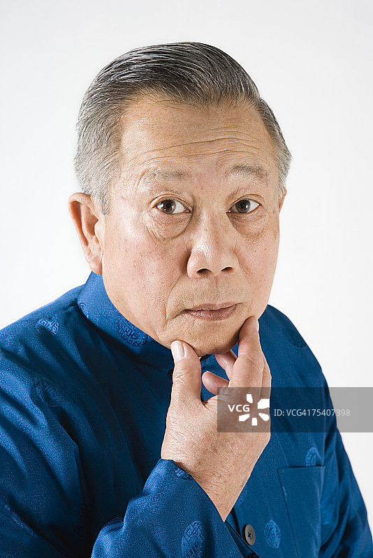 托着下巴的老年男人图片素材